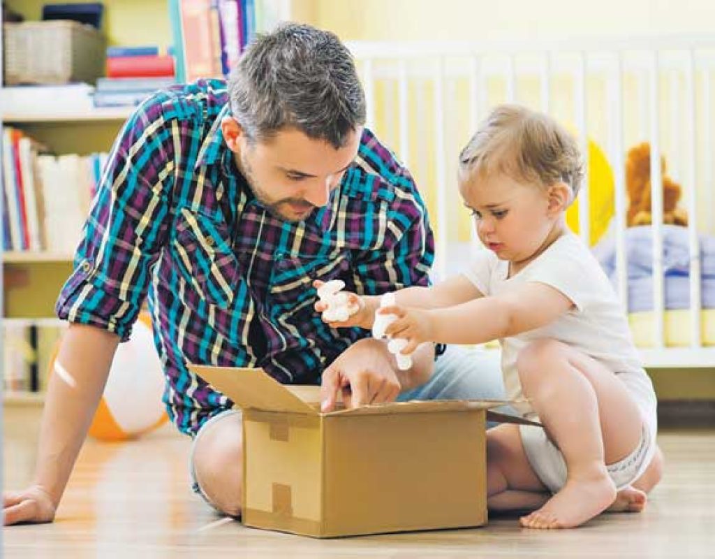 Pai e Filho Cuidando dos brinquedos