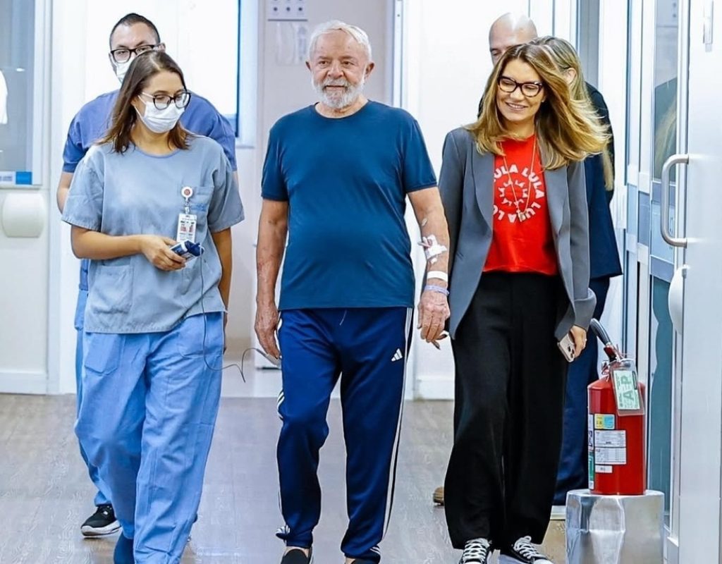 lula-caminha-em-corredor-de-hospital-ao-lado-de-janja-1734121624902_v2_4x3