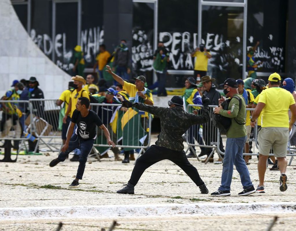 Manifestantes invadem Congresso, STF e Palácio do Planalto.