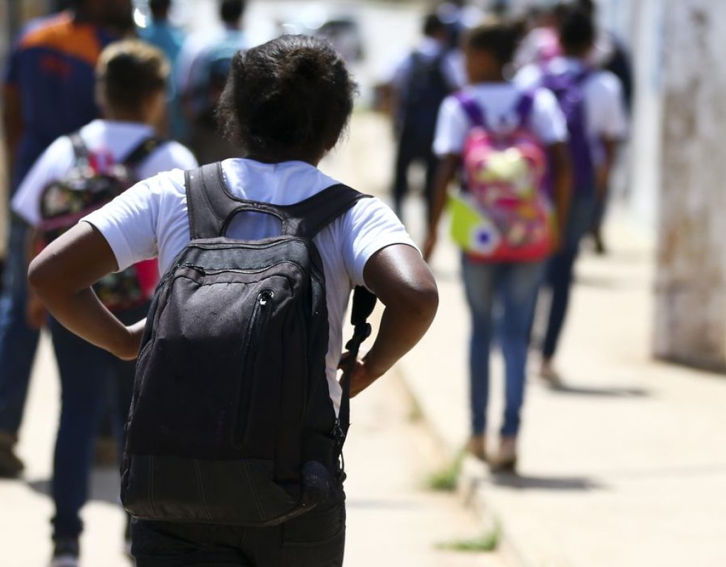 Alunos saindo de escola na Estrutural, no Distrito Federal