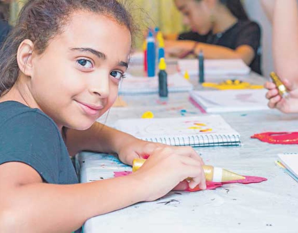 Menina Estudante Colégio PoliBrasil