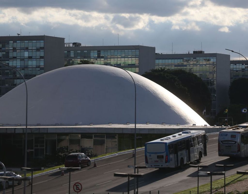 A cúpula menor, voltada para baixo, abriga o Plenário do Senado Federal.