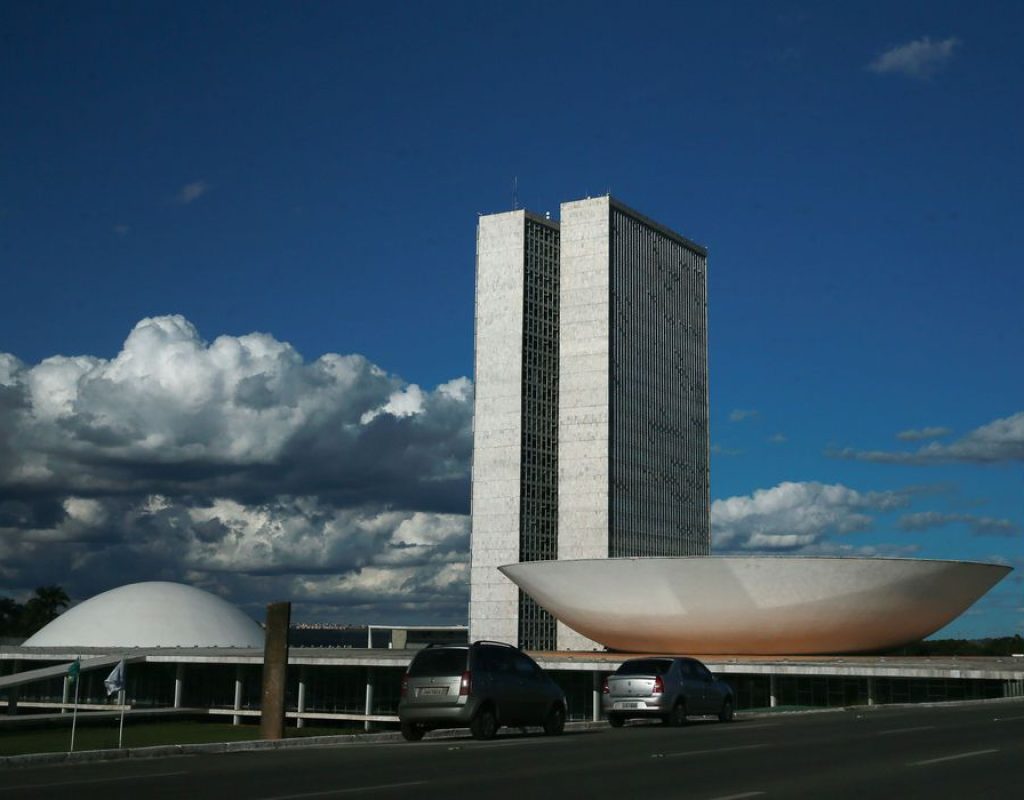 A cúpula menor, voltada para baixo, abriga o Plenário do Senado Federal. A cúpula maior, voltada para cima, abriga o Plenário da Câmara dos Deputados.