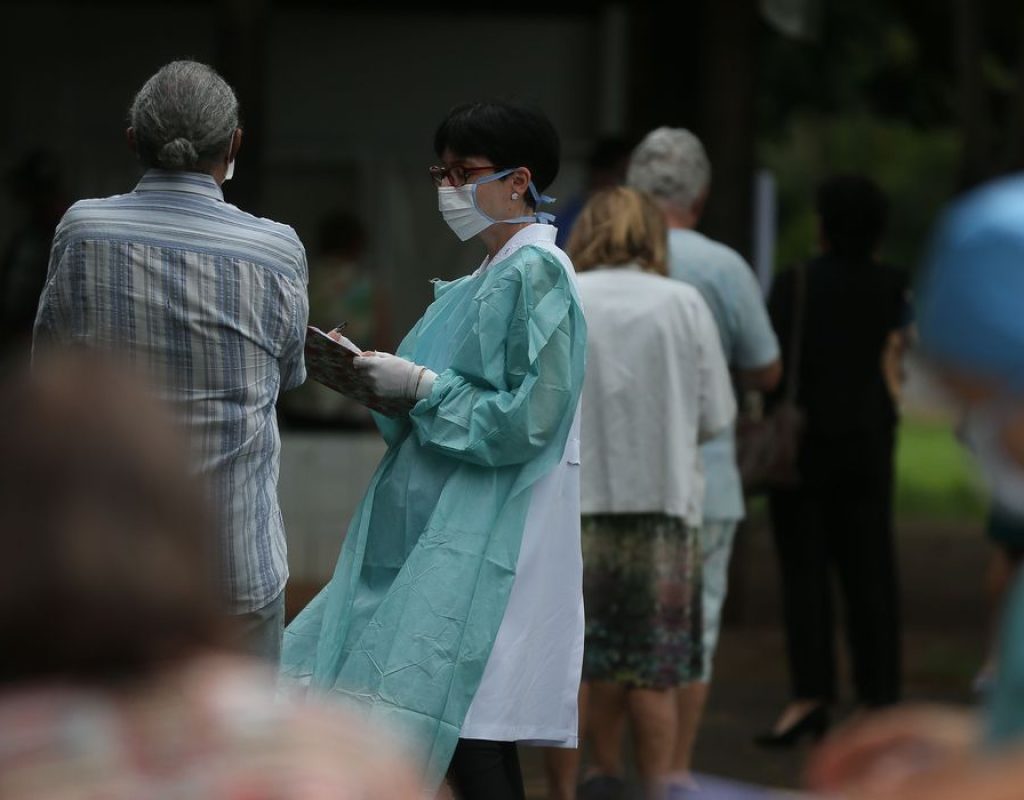 Movimentação de idosos no posto da 612 Sul para Vacinação contra Influenza