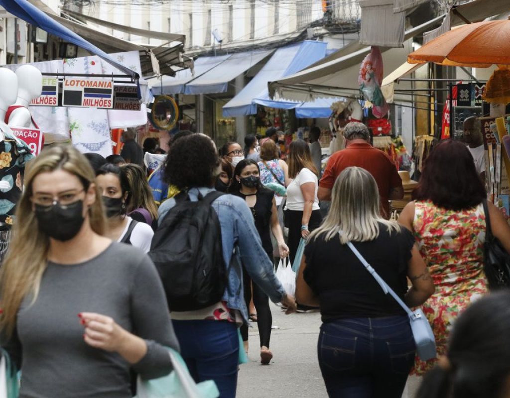 Movimento de vendas de brinquedos para o Dia das Crianças, comércio varejista nas ruas do Polo Saara, centro do Rio de Janeiro.