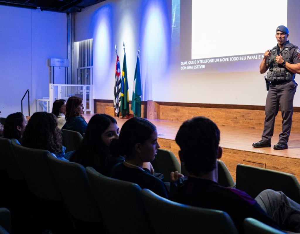 Capitão da PM Johnny explica sobre os perigos que envolvem o mundo digital