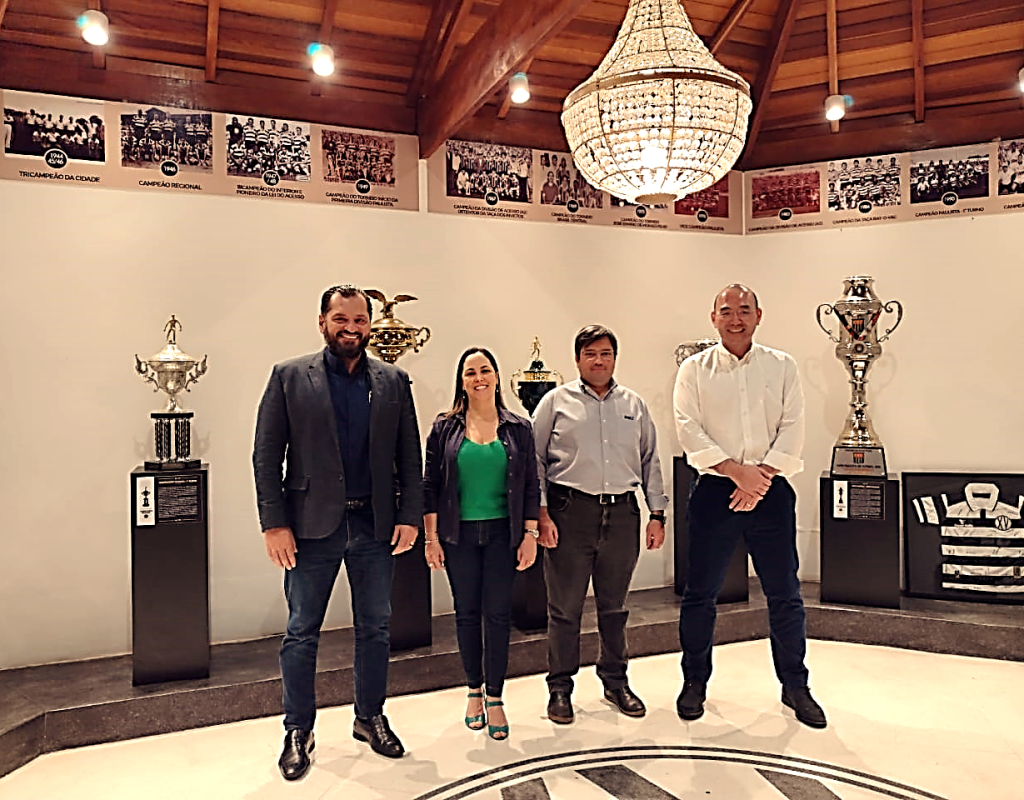 Conselho do XV e Diretorias prestigiam a iluminação aconchegante das salas de troféus