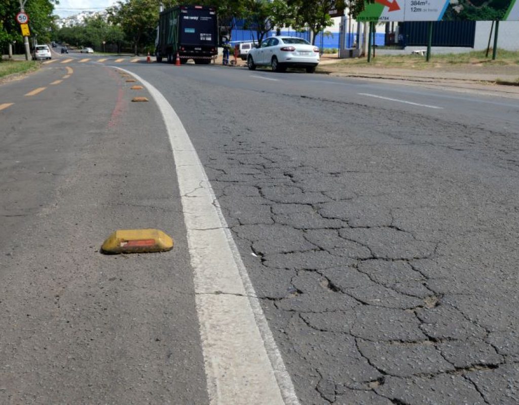 ok Trecho da avenida Rui Teixeira Mendes que será recapiado fica entre a avenida Jaime Pereira (Estrada do Bongue) e a alameda Alcindo Lopes Lucas - Foto Justino Lucente CCS