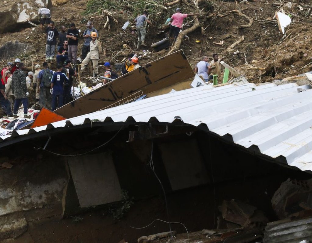 Bombeiros, moradores e voluntários trabalham no local do deslizamento no Morro da Oficina, após a chuva que castigou Petrópolis, na região serrana fluminense