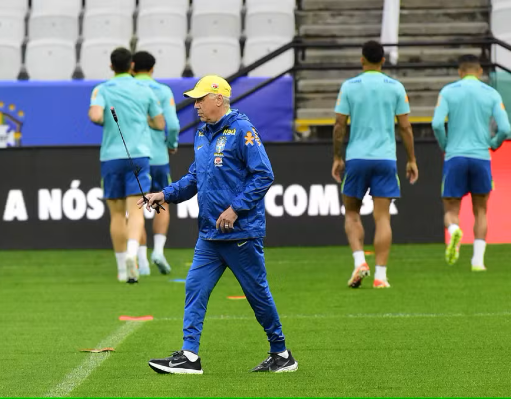 Carlo Ancelotti em treino da seleção brasileira — Foto: Marcos Ribolli