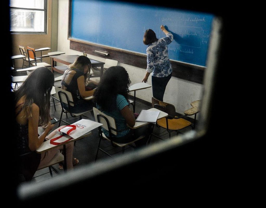 Rio de Janeiro - A Universidade Estadual do Rio de Janeiro(Uerj) volta às aulas. De acordo com os diretores, a decisão pela volta deve-se ao avanço no restabelecimento das condições mínimas de limpeza, manutenção de elevadores e segurança e à preocupação com o enorme prejuízo que os sucessivos adiamentos vêm impondo aos estudantes de graduação e do Colégio de Aplicação (CAP). Profundamente atingida pela crise financeira do governo fluminense, a Uerj adiou cinco vezes o início das aulas referentes ao segundo semestre de 2016. (Foto: Tânia Rêgo/Agência Brasil)