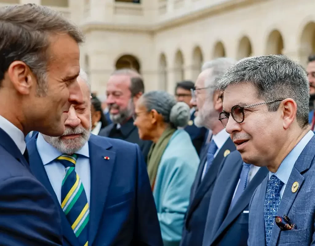 Observado por Lula, Randolfe Rodrigues cumprimenta Emmanuel Macron (Ricardo Stuckert/PR)