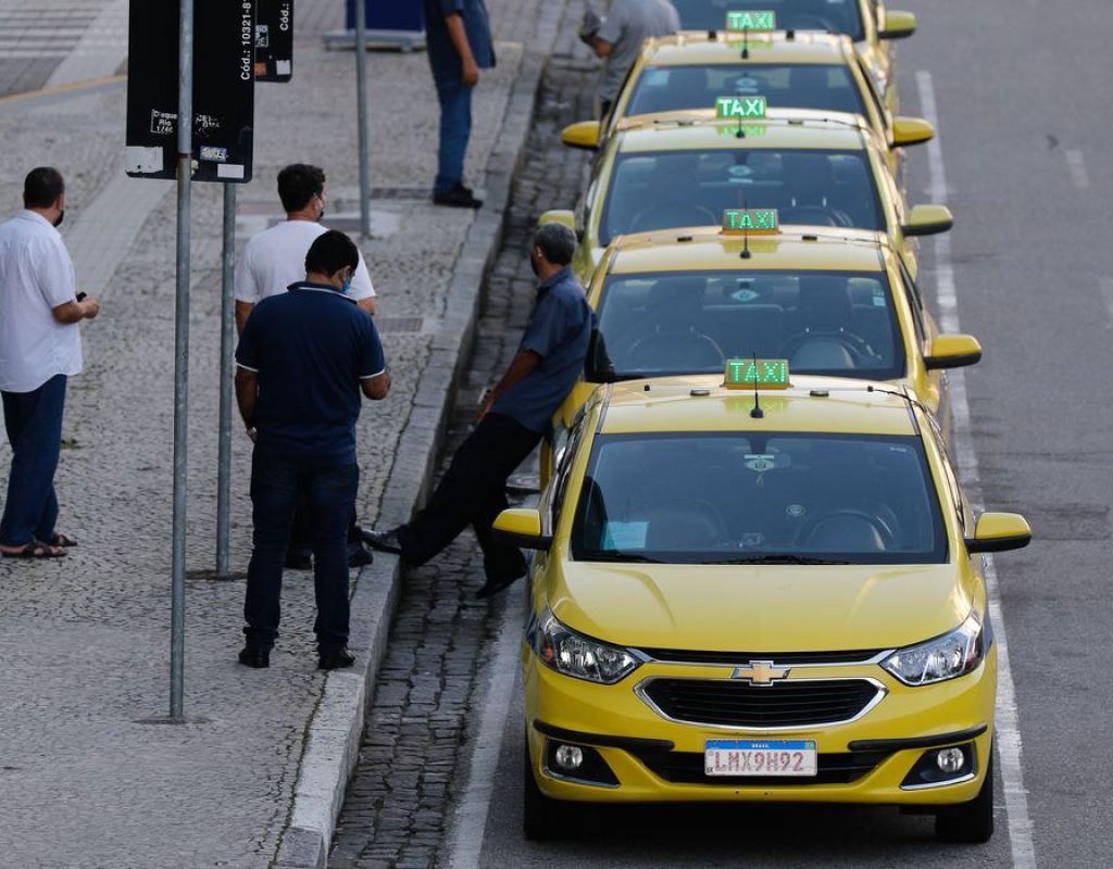 Rio de Janeiro - Circulação de táxis na região central do Rio. (Fernando Frazão/Agência Brasil)