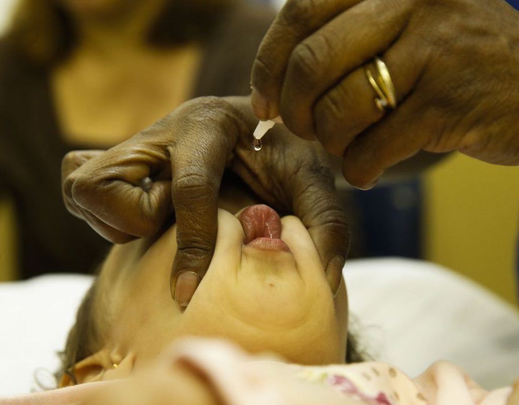 Crianças com idade entre 1 ano e menores de 5 são vacinadas no posto de saúde Heitor Beltrão, na Tijuca, zona norte do Rio, para receber a dose contra a pólio e contra o sarampo.