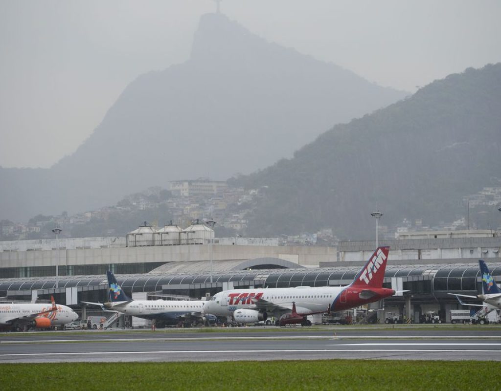 Avião na pista do Aeroporto Santros Dumont após reforma.