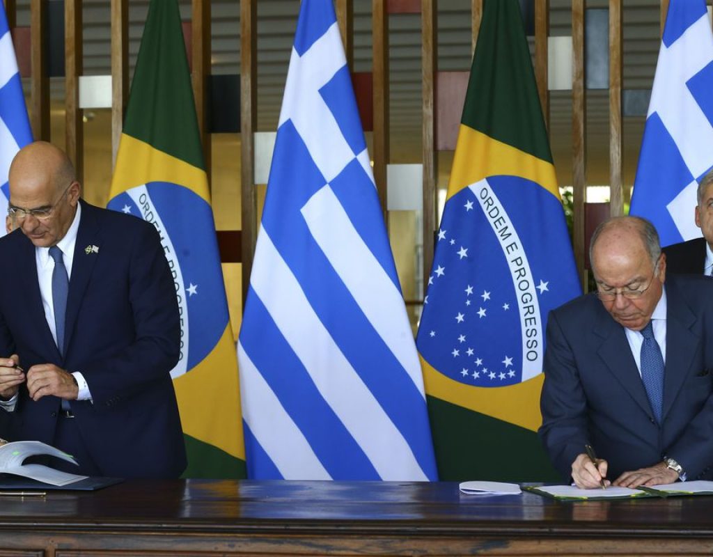 Assinatura de Acordo de Cooperaçao entre o Brasil e Grécia,E/D.Nikolaos Dendias,Mauro Vieira.