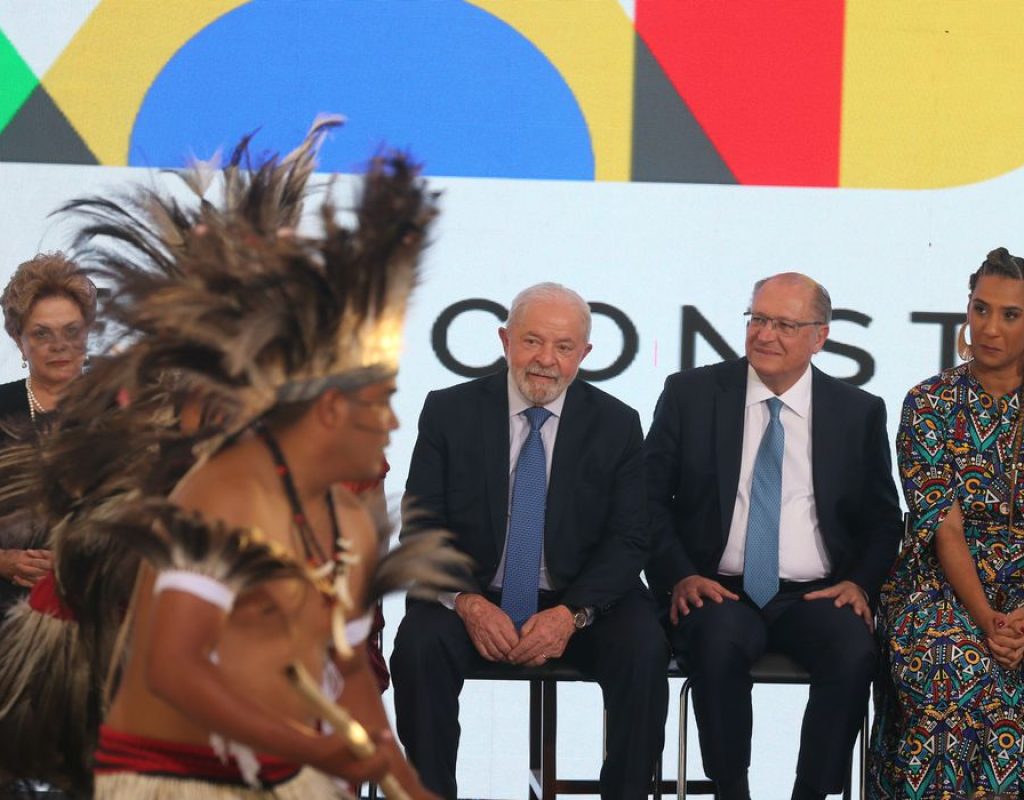 O presidente Luiz Inácio Lula da Silva, participa da cerimônia de posse das ministras da Igualdade Racial, Anielle Franco, e dos Povos Indígenas, Sonia Guajajara,