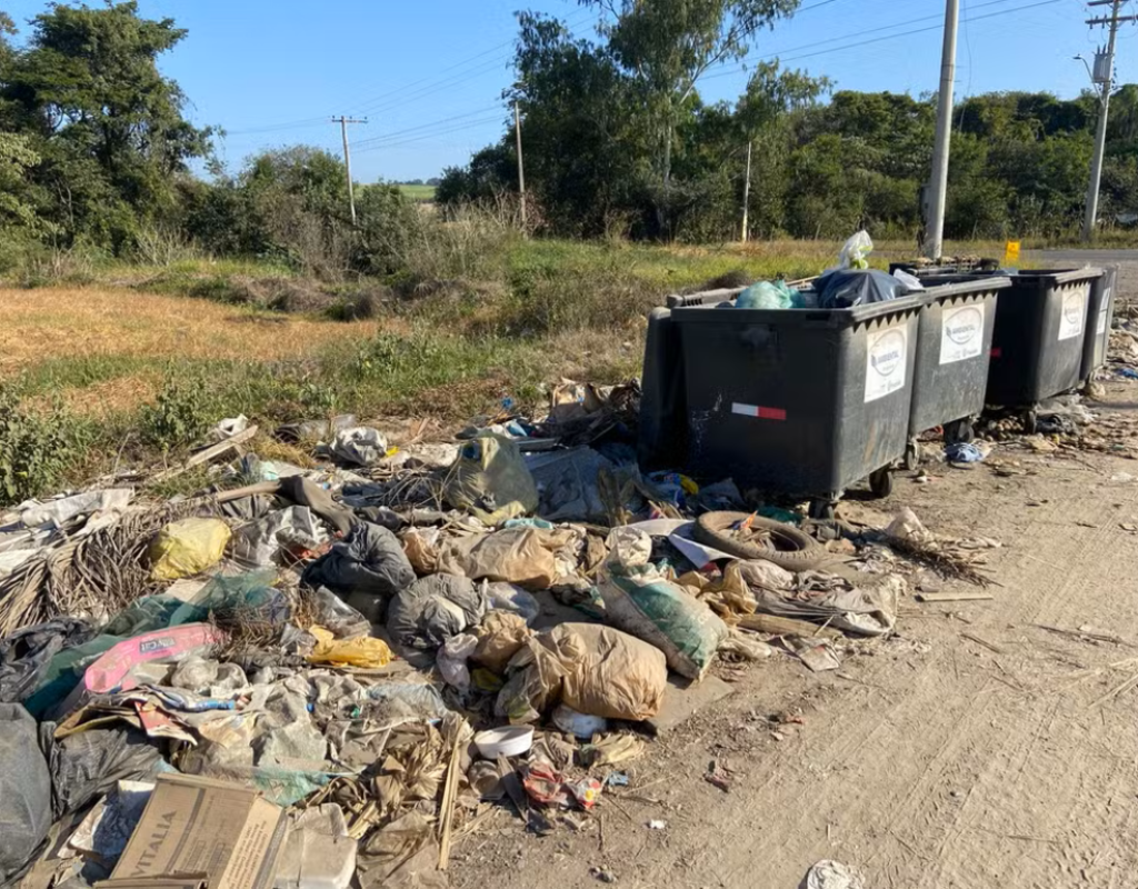 Lixo acumulado na estrada que liga Piracicaba ao distrito de Anhumas — Foto: Edijan Del Santo/EPTV
