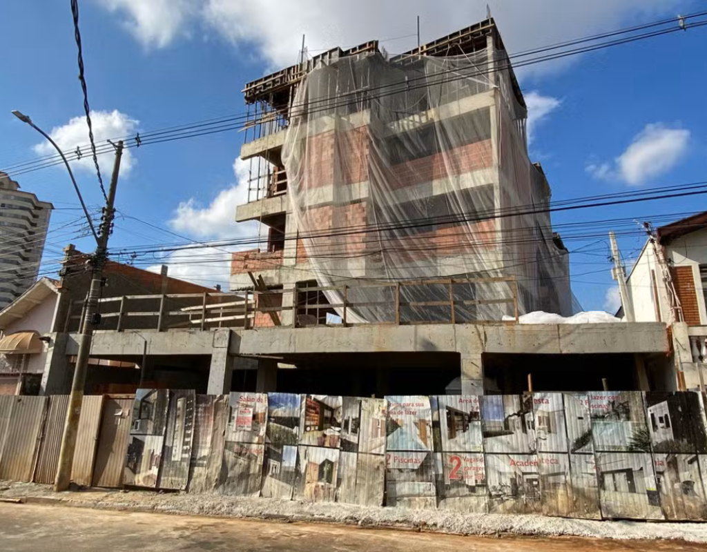Prédio em construção que faz fundo com a casa de Érica em Piracicaba (SP) — Foto: Edijan Del Santo/EPTV